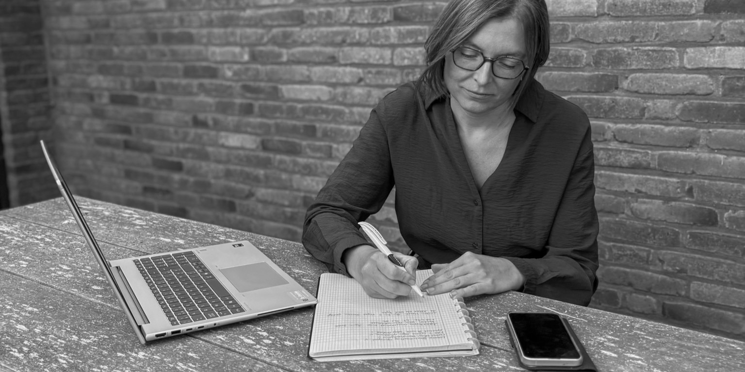 Ontdek waar je KMO tijd verliest in de administratie en hoe je met eenvoudige procesverbeteringen efficiënter en overzichtelijker kan werken.